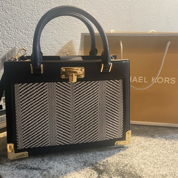 MICHAEL Michael Kors Handbags - Michael Kors Kinsley Navy/OpticWhite